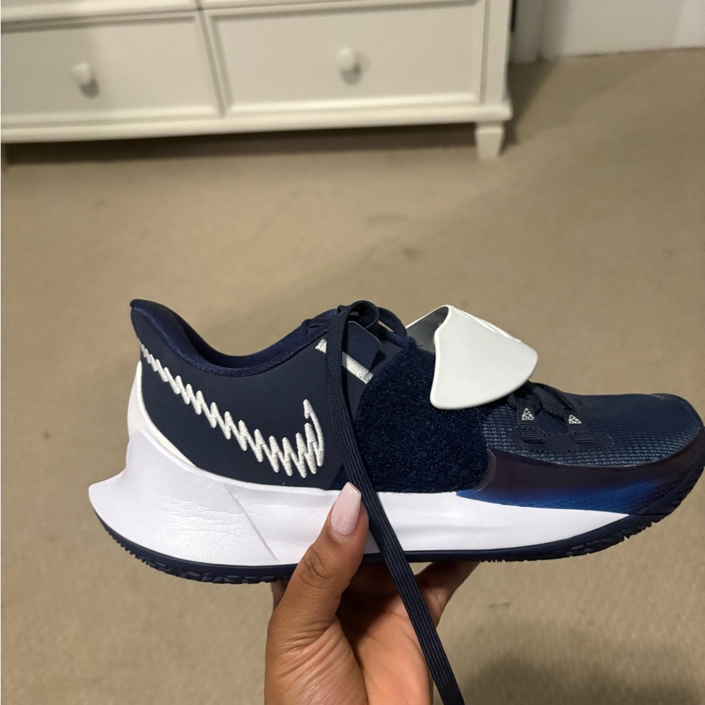Nike Kyrie’s Mens 8.5 Navy and White Basketball Sneakers